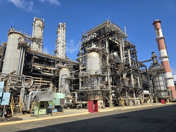 SK에너지가 신규 투자한 전용 탱크 및 배관을 통해 이송한 바이오 원료로, 코프로세싱 방식의 지속 가능항공유(SAF) 연속 생산이 가능한 설비 전경 [SK이노베이션 제공]