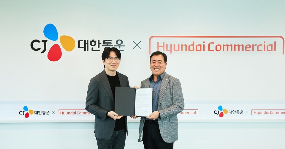 지난 30일 서울시 영등포구 소재 현대커머셜 본사에서 열린 CJ대한통운-현대커머셜 상생금융 제휴 협약식에서 최갑주 CJ대한통운 더운반그룹장(오른쪽)과 김재완 현대커머셜 산업금융본부장이 기념사진을 찍고 있다. [CJ대한통운 제공]