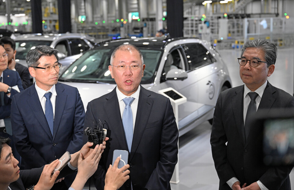 정의선 현대차그룹 회장이 언론과 인터뷰하고 있는 모습. [현대차 제공]