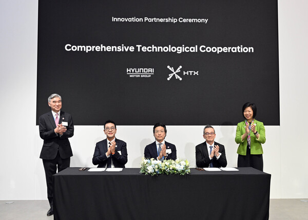 왼쪽부터 성 김 현대차그룹 전략기획담당 사장, 박현성 현대차그룹 싱가포르 글로벌 혁신센터 법인장, 김일범 현대차그룹 GPO 부사장, 찬 샨(Chan Tsan) HTX 청장, 심 앤(Sim Ann) 싱가포르 외교부 및 내무부 선임국무장관 [현대차그룹 제공]