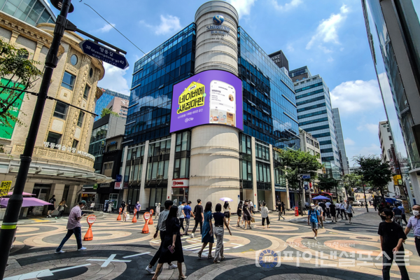 네이버 애드부스트 스크린 도심지 대형 LED 전광판. [네이버 제공]