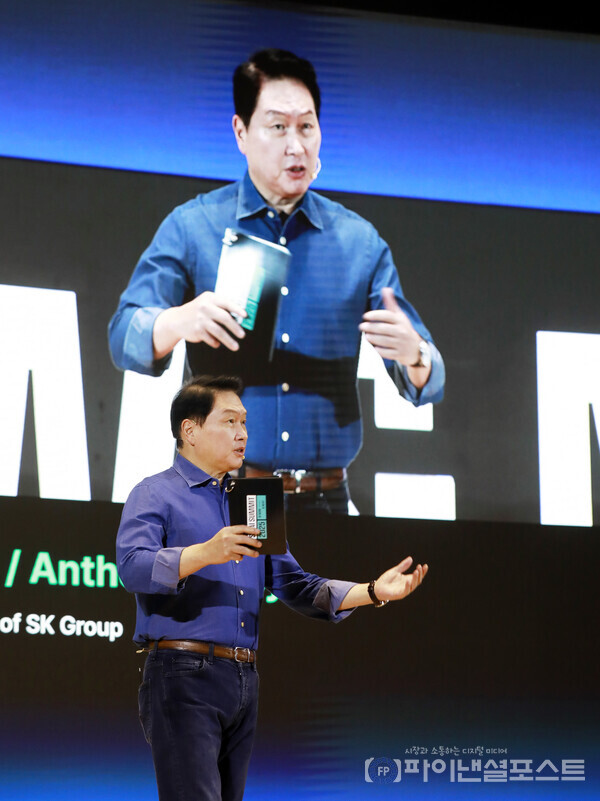 최태원 SK그룹 회장이 ‘SK AI 서밋(SUMMIT) 2025’에서 SK가 보유한 메모리∙인프라∙설루션 역량으로 AI 병목을 고객과 함께 해결해 나가겠다는 청사진을 밝혔다. 사진은 최태원 SK그룹 회장이 3일 서울 강남구 코엑스에서 열린 ‘SK AI Summit(서밋) 2025’에서 기조연설에 나서고 있다.  [SK그룹 제공]