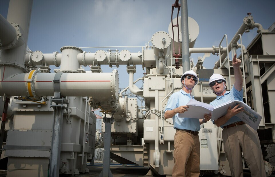 효성중공업의 해외 사업 관계자들이 현장을 둘러보고 있다. [효성중공업 제공]