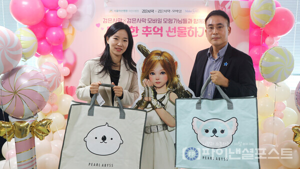 사진 좌측부터 김세미 펄어비스 인사문화실장, 송영대 메이크어위시 코리아 사무총장. [펄어비스 제공]