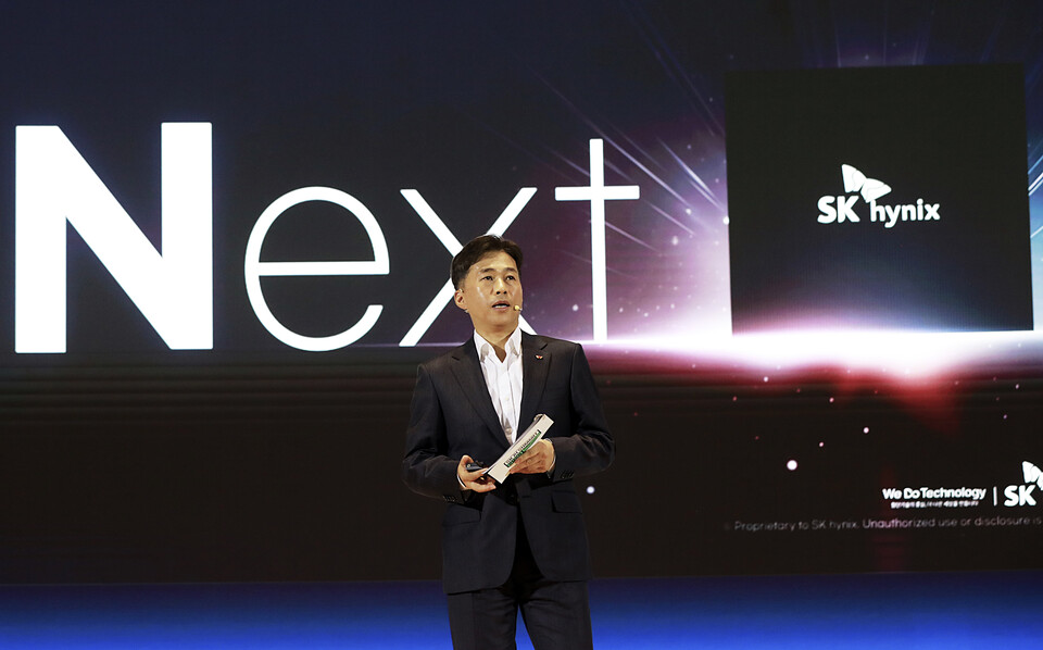 SK하이닉스 곽노정 대표이사 사장(CEO)이 3일 서울 삼성동 코엑스에서 열린 ‘SK AI 서밋(Summit) 2025’에서 ‘풀 스택 AI 메모리 크리에이터(Full Stack AI Memory Creator)'라는 새로운 비전을 발표했다. [SK하이닉스 제공]