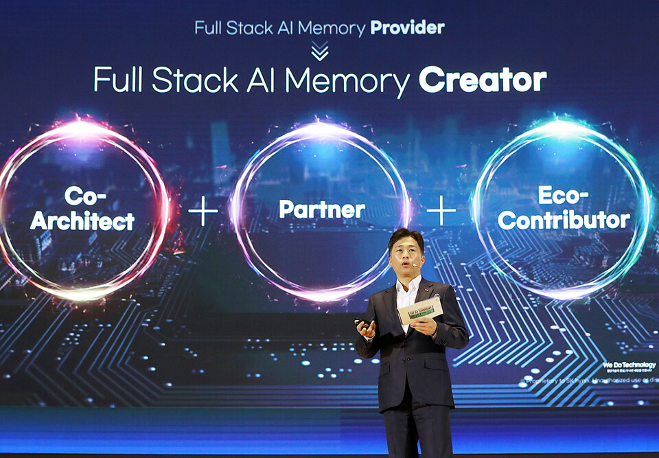 SK하이닉스 곽노정 대표이사 사장(CEO)이 3일 서울 삼성동 코엑스에서 열린 ‘SK AI 서밋(Summit) 2025’에서 ‘풀 스택 AI 메모리 크리에이터(Full Stack AI Memory Creator)'라는 새로운 비전을 발표했다. [SK하이닉스 제공]