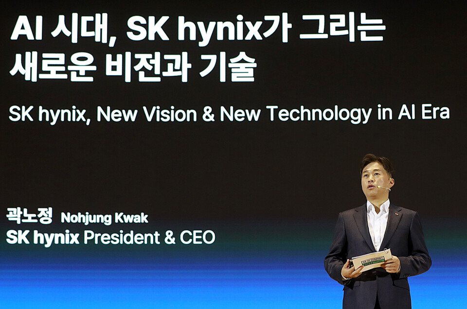 SK하이닉스 곽노정 대표이사 사장(CEO)이 3일 서울 삼성동 코엑스에서 열린 ‘SK AI 서밋(Summit) 2025’에서 ‘풀 스택 AI 메모리 크리에이터(Full Stack AI Memory Creator)'라는 새로운 비전을 발표했다. [SK하이닉스 제공]