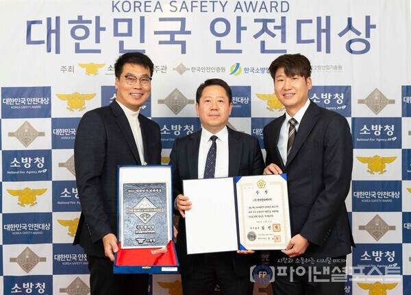 이달 3일 현대엘리베이터 임직원들이 서울 중구 한국프레스센터에서 열린 24회 대한민국 안전대상에서 국무총리상을 수상한 뒤 기념사진을 촬영하고 있다. [현대그룹 제공]