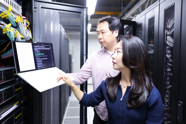 LG유플러스 직원들이 Agentic AI를 활용해 클라우드 네이티브 네트워크 소프트웨어를 설치하는 모습 [LG유플러스 제공]