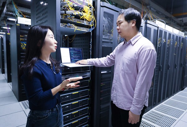 LG유플러스 직원들이 Agentic AI를 활용해 클라우드 네이티브 네트워크 소프트웨어를 설치하는 모습 [LG유플러스 제공]