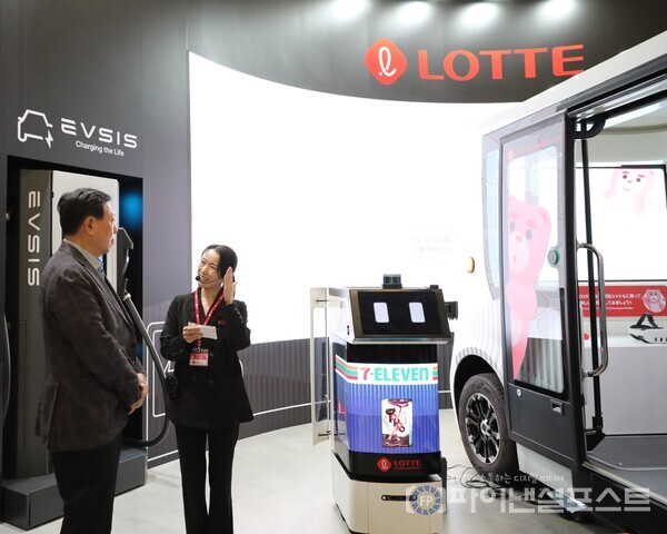 신동빈 롯데 회장은 3일 일본 도쿄에서 열리고 있는 ‘재팬모빌리티쇼 2025’를 방문해 2차전지 소재, 수소 사업, 자율 주행 등 그룹이 추진하고 있는 모빌리티 사업을 점검했다. 신 회장이 롯데관을 찾아 자율주행 기술에 관한 설명을 듣고 있다. [롯데그룹 제공]