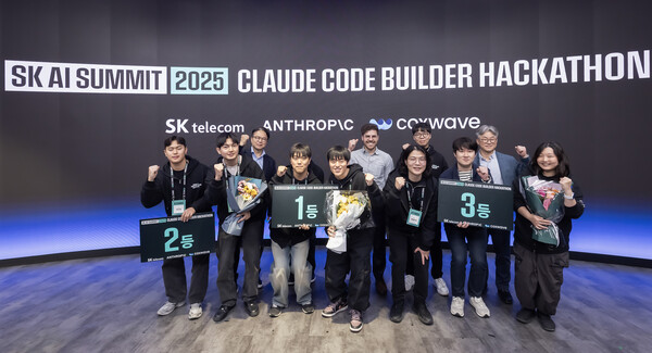 해커톤에서 3시간의 짧은 시간 제한에도 시연 가능한 수준의 높은 결과물을 선보인 참가자들이 수상 후 이를 기념하는 모습 [SK텔레콤 제공]