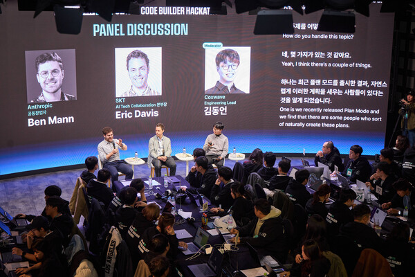 해커톤을 공동 개최한 SKT의 에릭 데이비스 AI 기술 협력 본부장과 앤트로픽의 벤자민 맨 공동창업자, 콕스웨이브의 김동언 엔지니어링 리드가 해커톤 참가자들 앞에서 AI 분야에 대한 패널 토론을 진행하는 모습 [SK텔레콤 제공]