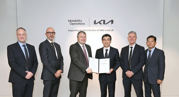 왼쪽부터 제임스 혼(James Horne) 상무, 다미안 오톤(Damian Oton) CCO, 앤드류 밀러(Andrew Miller) CEO, 기아 송호성 사장, 폴 필포트(Paul Philpott) 기아 영국법인장, 김상대 PBV비즈니스사업부장이 기념 촬영을 하는 모습 [기아 제공]