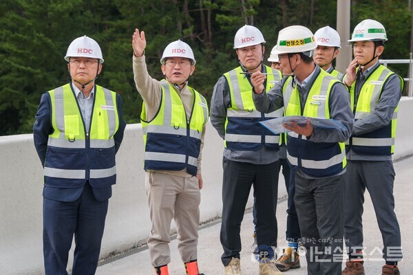 HDC현대산업개발이 강풍과 급격한 기온 변화와 같이 변수가 많은 가을철 발생할 수 있는 안전사고를 예방하기 위해 지난 31일 동해선 포항-영덕 고속도로 4, 5공구에 대한 현장 안전 점검을 진행했다. (사진 왼쪽부터 조태제 HDC현대산업개발 대표이사(CSO), 정경구 HDC현대산업개발 대표이사(CEO), 김영한 HDC현대산업개발 인프라본부장). [HDC현대산업개발 제공]