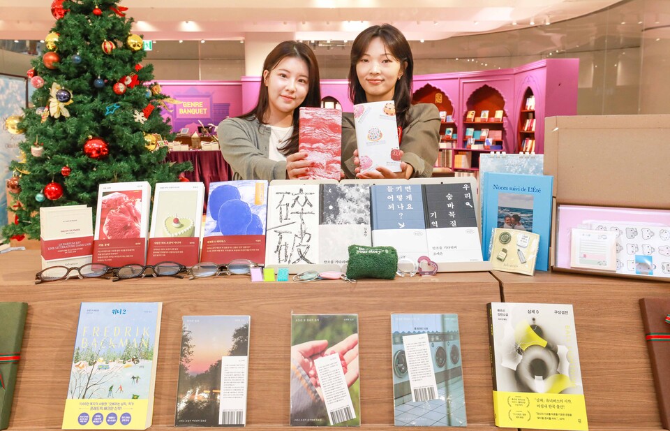 4일 오전, 서울 영등포구에 위치한 더현대 서울 5층 ‘리딩 파티’ 팝업스토어에서 직원들이 도서와 협업 굿즈를 소개하고 있다. [현대백화점 제공]