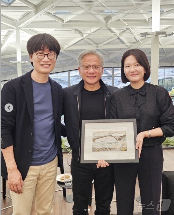 사진 왼쪽부터 네이버 창업자인 이해진 글로벌투자책임자(GIO), 엔비디아 젠슨 황 최고경영자(CEO), 최수연 네이버 대표이사 등이다. [네이버 제공]