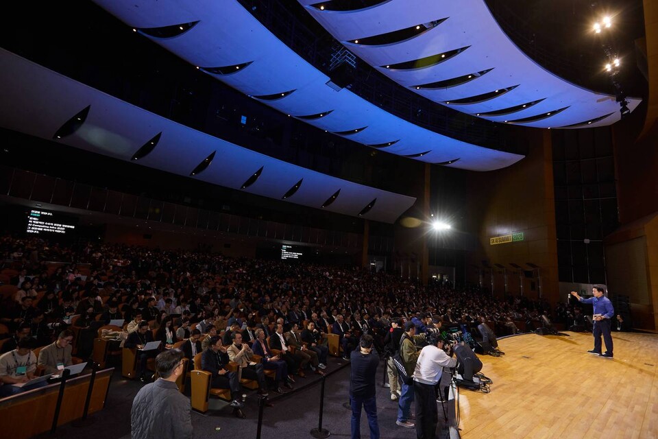 3일 서울 강남구 코엑스에서 열린 ‘SK AI Summit(서밋) 2025’에서 청중들이 최태원 회장의 ‘AI Now & Next’를 주제로한 기조연설을 듣고 있다. [SK 제공]