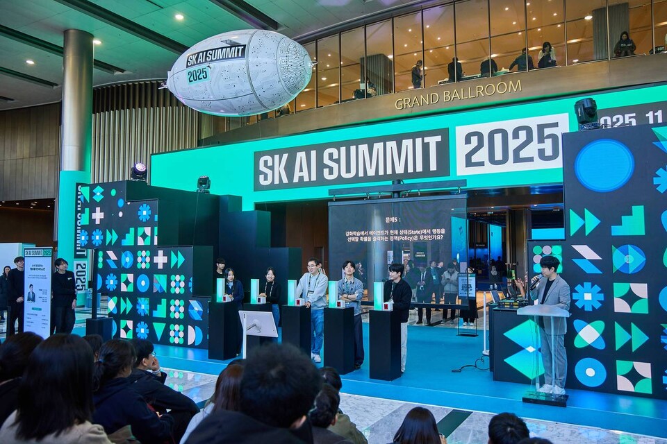 3일 서울 강남구 코엑스 ‘SK AI Summit(서밋) 2025’에서 과학유튜버 ‘궤도’의 사회로 AI를 주제로 한 이벤트에 참석자들이 참여하고 있다. [SK 제공]