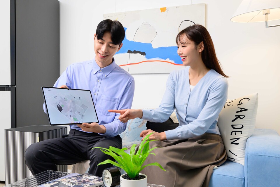 삼성전자 모델이 스마트싱스로 연결된 집안 기기들을 한눈에 확인하고 제어할 수 있는 스마트싱스 '맵뷰' 기능을 체험하고 있다. [삼성전자 제공]