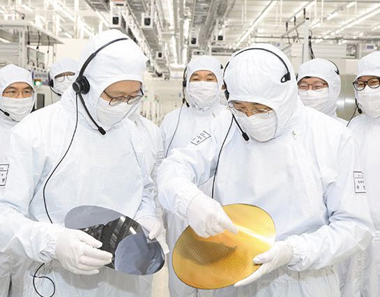 기획재정부 관료들이 경기도 평택의 삼성전자 반도체 공장에서 경계현(앞줄 왼쪽) 삼성전자 고문 등 관계자들의 설명을 들으며 반도체 원재료인 웨이퍼(wafer)를 살펴보고 있다. [사진=기획재정부]