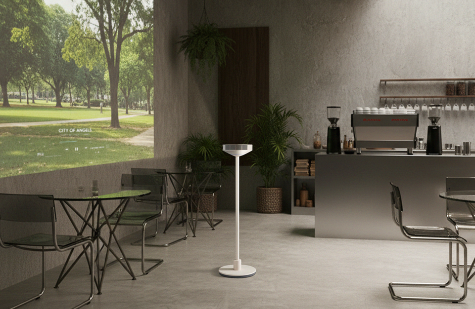 LG 무드메이트는 빔프로젝터, 인테리어 조명, 블루투스 스피커 역할을 모두 수행하는 신개념 프로젝터이다. 긴 스탠드에 원형의 프로젝터 헤드를 결합한 형태로, 고객은 자유롭게 옮겨 다니며 최대 120인치 대화면으로 다양한 콘텐츠를 감상할 수 있다. [LG전자 제공]