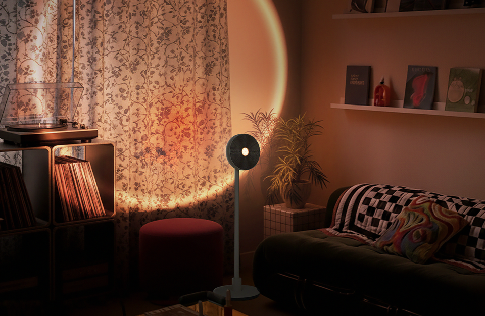 LG 무드메이트는 빔프로젝터, 인테리어 조명, 블루투스 스피커 역할을 모두 수행하는 신개념 프로젝터이다. 5단계로 밝기 조절이 가능한 9가지 색상의 무드등을 탑재해 고객의 취향과 기분에 따라 다양하게 연출할 수 있다. [LG전자 제공]