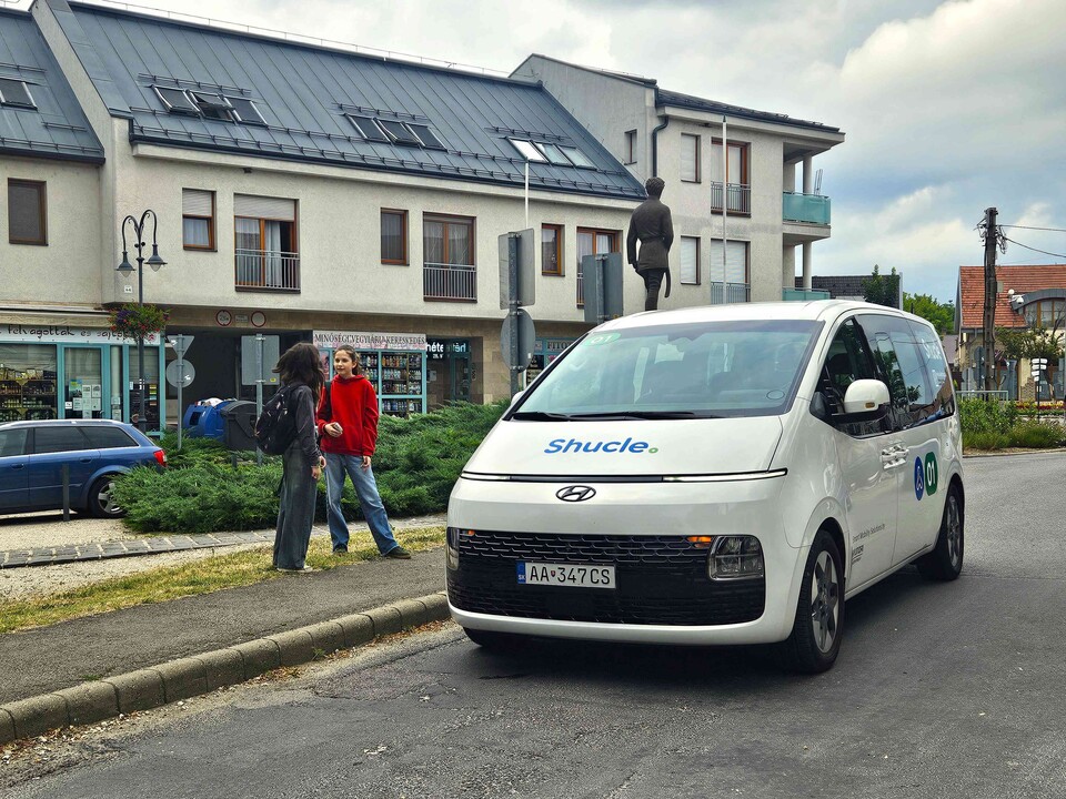 현대차·기아는 헝가리 괴될뢰(Gödöllő)시에서 진행된 셔클의 '헝가리 수요응답교통 서비스 시범사업'을 지난달 31일 성공적으로 종료했으며, 이 과정을 담은 영상을 공개했다고 5일 밝혔다.  [현대차 제공]