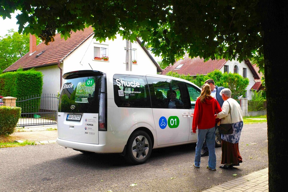 현대차·기아는 헝가리 괴될뢰(Gödöllő)시에서 진행된 셔클의 '헝가리 수요응답교통 서비스 시범사업'을 지난달 31일 성공적으로 종료했으며, 이 과정을 담은 영상을 공개했다고 5일 밝혔다.  [현대차 제공]