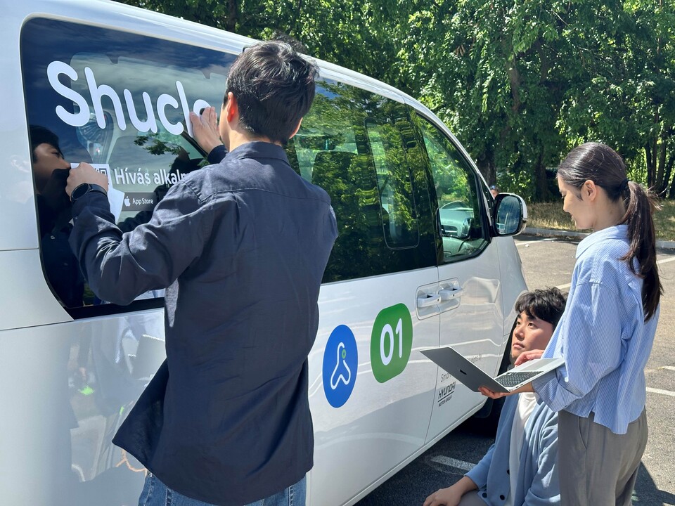 현대차·기아는 헝가리 괴될뢰(Gödöllő)시에서 진행된 셔클의 '헝가리 수요응답교통 서비스 시범사업'을 지난달 31일 성공적으로 종료했으며, 이 과정을 담은 영상을 공개했다고 5일 밝혔다.  [현대차 제공]