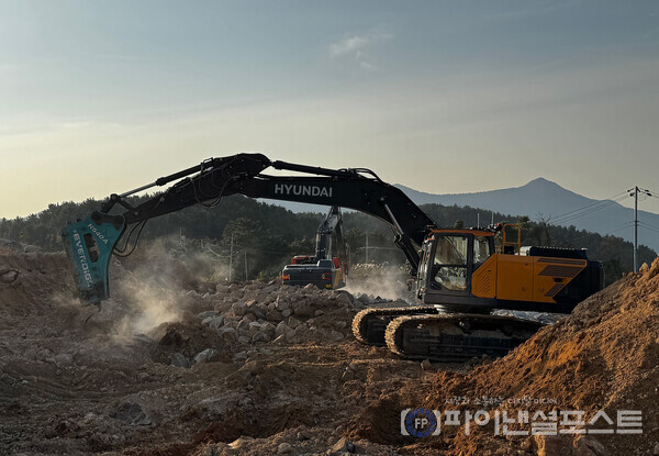 ‘원격제어 굴착기’ 현장 실증 사진(여수 화태-백야 도로건설 제1공구). [포스코이앤씨 제공]