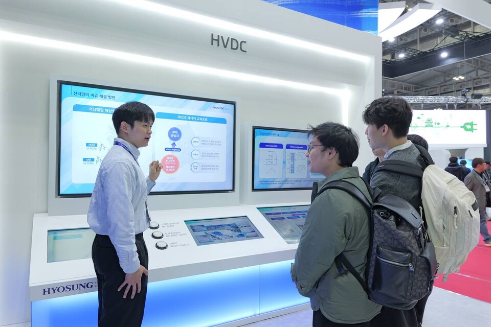효성중공업 직원이 고객들에게 HVDC 기술을 소개하고 있다. [효성중공업 제공]