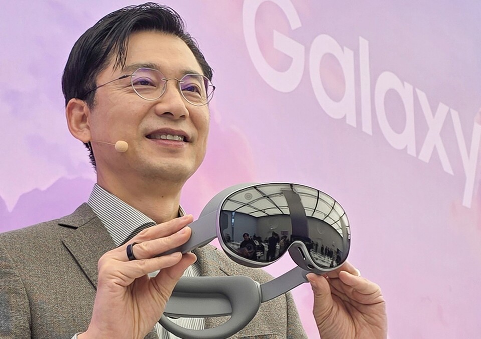 '갤럭시 XR' 미디어 브리핑에서 임성택 삼성전자 한국총괄장 부사장이 '갤럭시 XR' 제품을 소개하는 모습. [삼성전자 제공]