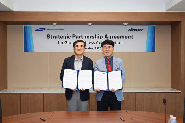 김경희 삼성중공업 부사장(왼쪽)과 윤석용 디섹 대표이사가 MOU를 체결하는 모습 [삼성중공업 제공]