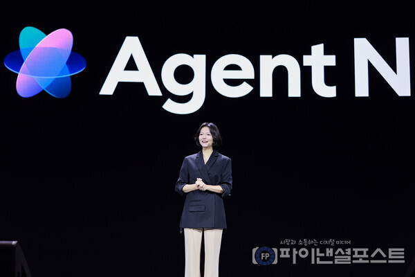 이달 6일 최수연 네이버 대표이사가 DAN25 컨퍼런스에서 네이버의 통합 에이전트 방향성으로 ‘Agent N’을 소개하고 있다. [네이버 제공]