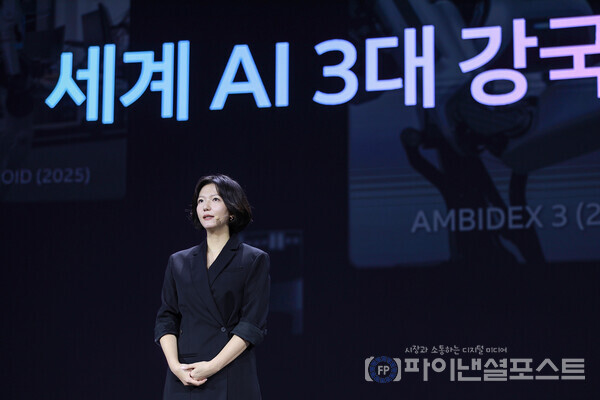 이달 6일 최수연 네이버 대표이사가 DAN25 컨퍼런스에서 대한민국의 AI 3대 강국 도약에 기여하겠다는 의지를 표명하고 있다. [네이버 제공]