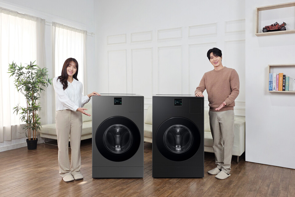 삼성전자 모델이 '비스포크 AI 콤보' 신규 색상 신제품을 소개하고 있다. [삼성전자 제공]