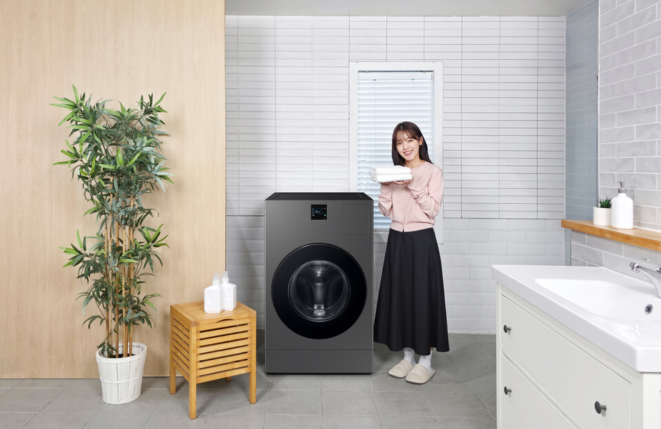 삼성전자 모델이 '비스포크 AI 콤보' 다크스틸 색상 신제품을 소개하고 있다. [삼성전자 제공]