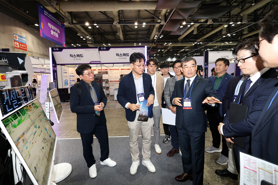 김보현 대우건설 대표이사가 스마트건설 엑스포 행사 전시장을 둘러보고 있다. [대우건설 제공]