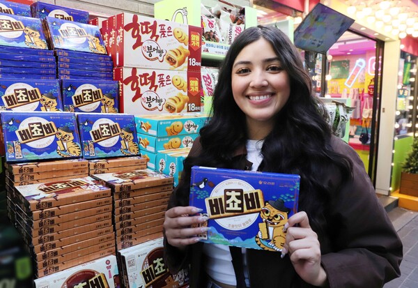 서울 명동 코리아마트에서 오리온 '비쵸비 국립중앙박물관 에디션'을 구매하는 외국인 관광객 [오리온 제공]