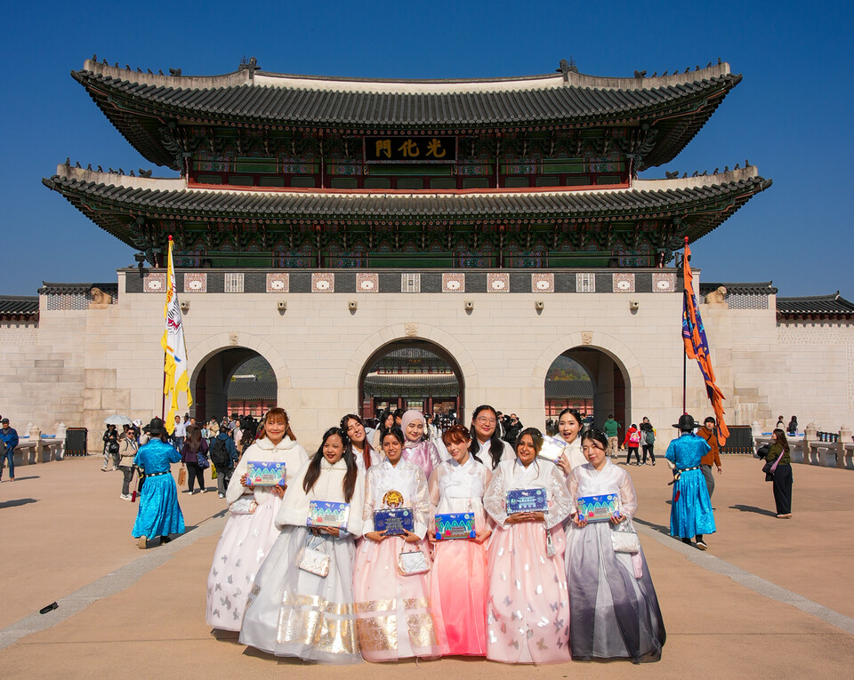 롯데웰푸드 ‘빼빼로 Agent:P(에이전트 피)’ 활동 인원이 경복궁을 방문해 기념 촬영을 하고 있다. [롯데웰푸드 제공]