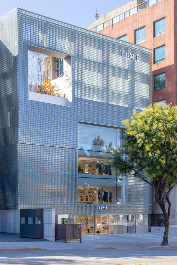 한섬이 운영하는 국내 여성복 1위 브랜드 '타임(TIME)'의 첫 플래그십 스토어 '타임 서울' 외부 전경 [한섬 제공]