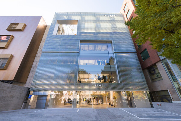 한섬이 운영하는 국내 여성복 1위 브랜드 '타임(TIME)'의 첫 플래그십 스토어 '타임 서울' 외부 전경 [한섬 제공]