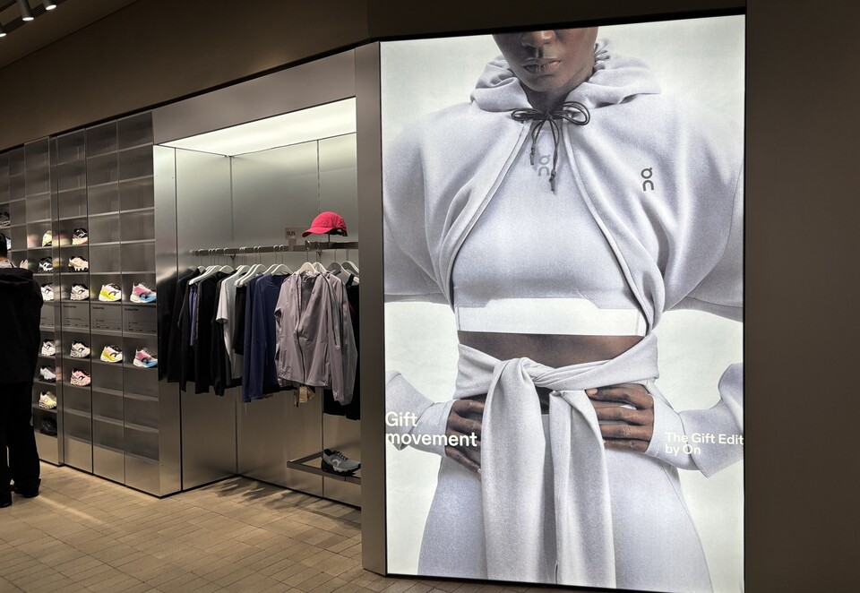 서울시 영등포구 더현대 서울 3층에 위치한 ‘온러닝(On)’ 매장 전경. [현대백화점 제공]