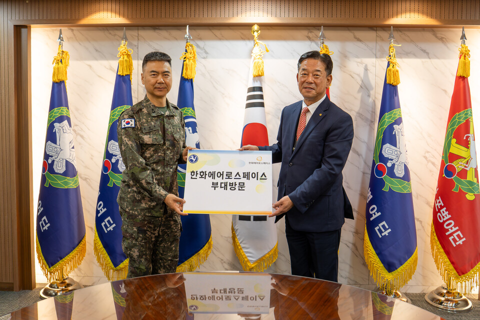 지난 5일 육군 9사단 백마부대에서 진행된 위문금 전달식에서 강준수 한화에어로스페이스 임원(오른쪽)과 권영우 9사단장 직무대리(준장, 왼쪽)가 기념사진을 찍고 있다. [한화에어로스페이스 제공]