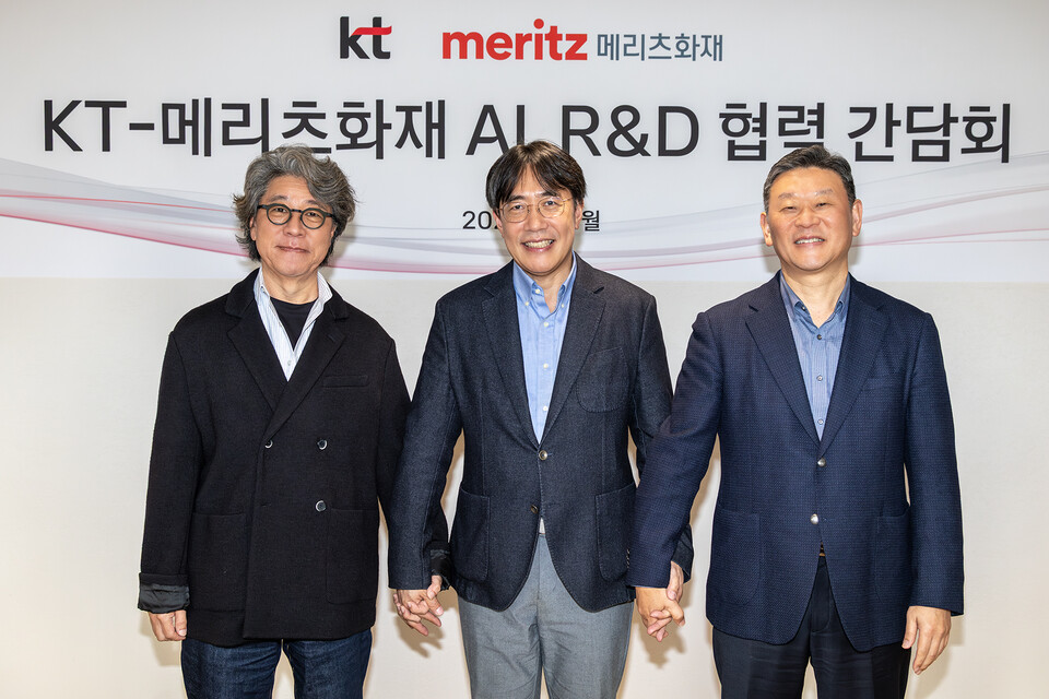 KT 기술혁신부문장 오승필 부사장, 메리츠화재 경영지원실장 선욱 부사장, KT Enterprise부문장 안창용 부사장이 6일 KT 광화문 빌딩에서 ‘AI 기반 미래 금융 혁신’을 위한 전략적 공동 연구 협약을 체결하고 기념 사진을 촬영하고 있다. [KT 제공]