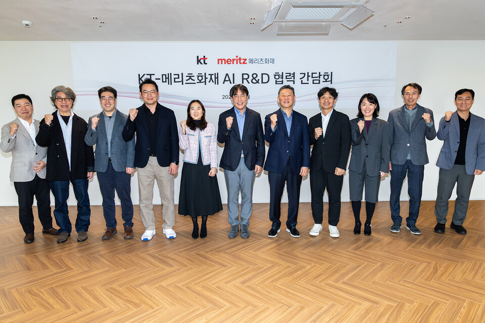 KT와 메리츠화재 경영진들이 6일 KT 광화문 빌딩에서 ‘AI 기반 미래 금융 혁신’을 위한 전략적 공동 연구 협약을 체결하고 기념 사진을 촬영하고 있다. [KT 제공]