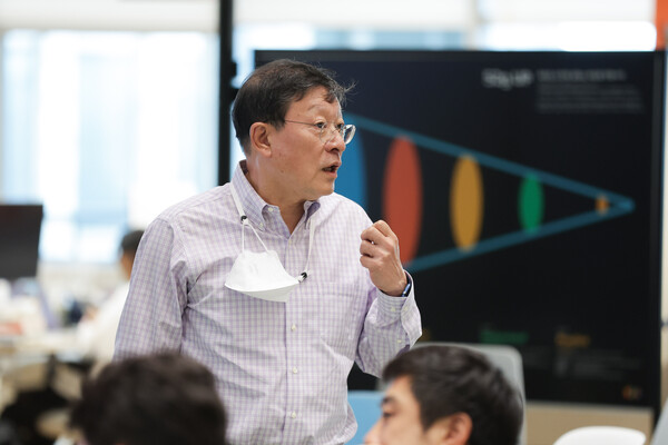 허태수 GS그룹 회장이 GS 그룹의 디지털 혁신을 주도하고 있는 52g 협의체에 참여해 현장 직원들의 자발적인 혁신 참여의 중요성을 강조하고 있다.