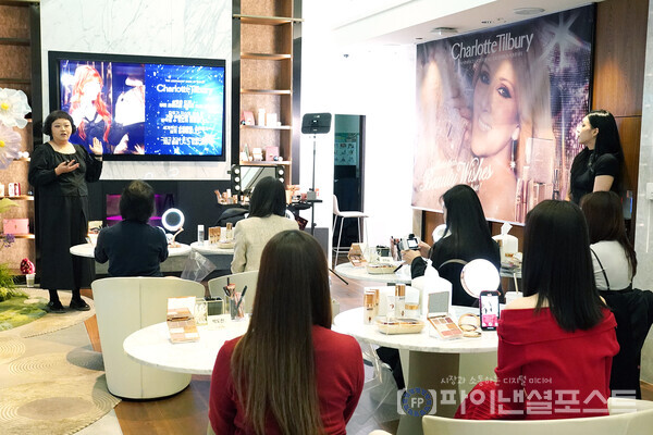 롯데면세점이 지난 6일 국내 면세업계 단독으로 영국 No.1 메이크업 브랜드 샬롯틸버리(CHARLOTTE TILBURY)의 뷰티 클래스를 성황리에 마무리했다. 사진은 롯데면세점 명동본점 스타라운지에서 열린 뷰티클래스 현장 전경. [롯데그룹 제공]