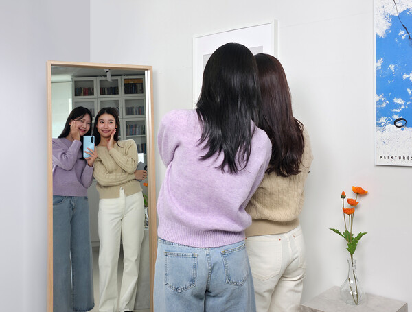 삼성전자 모델이 '갤럭시 A17 LTE'로 거울 셀피를 촬영하는 모습 [삼성전자 제공]